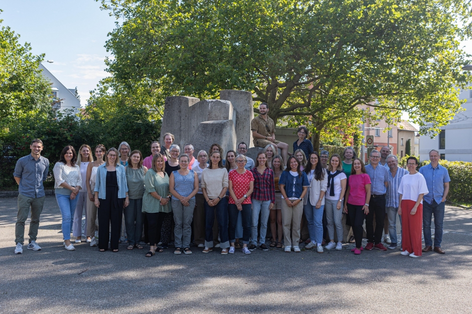 Gruppenbild aller Lehrpersonen vom Schulhaus Rotmonten